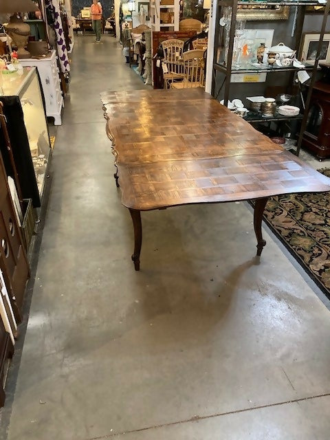 STUNNING FRENCH DINING ROOM TABLE WITH PULL OUT LEAVES